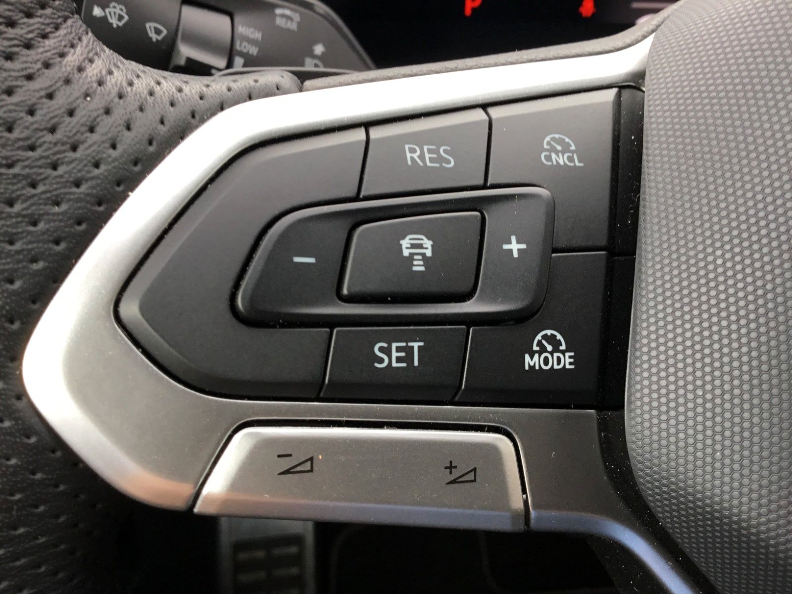 Fahrzeugabbildung Volkswagen Tiguan 2.0 TDI DSG 4M R-Line+AHK+20"+Pano
