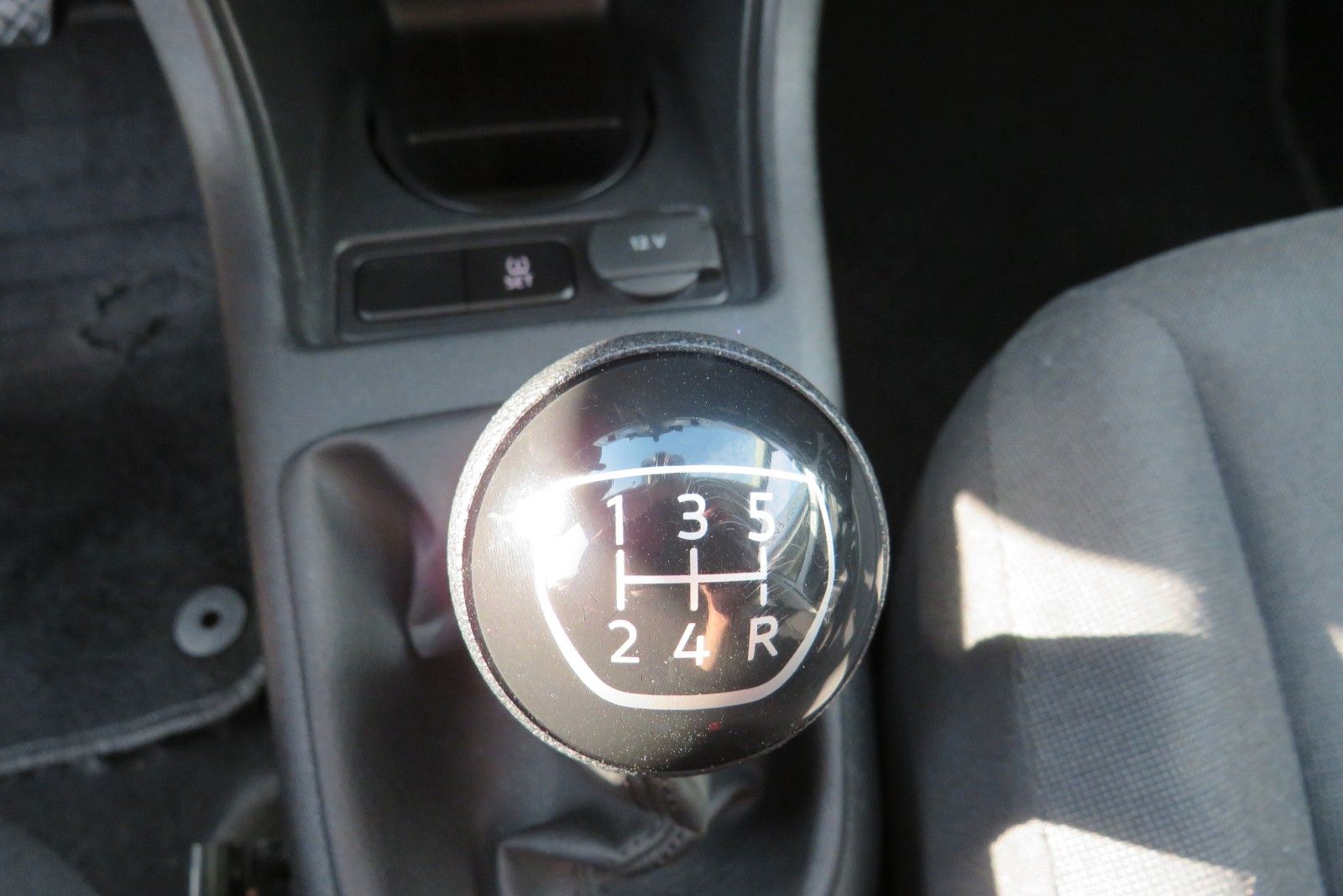 Fahrzeugabbildung Volkswagen up!  SITZHEIZUNG KLIMA 4-TÜREN NEBEL GJ 1.H