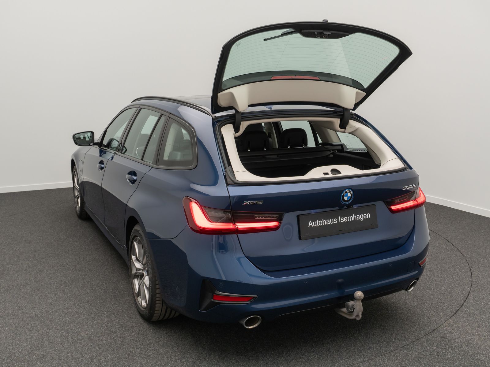 Fahrzeugabbildung BMW 330e xD Sport Line ACC Kamera DAB AHK Panorama
