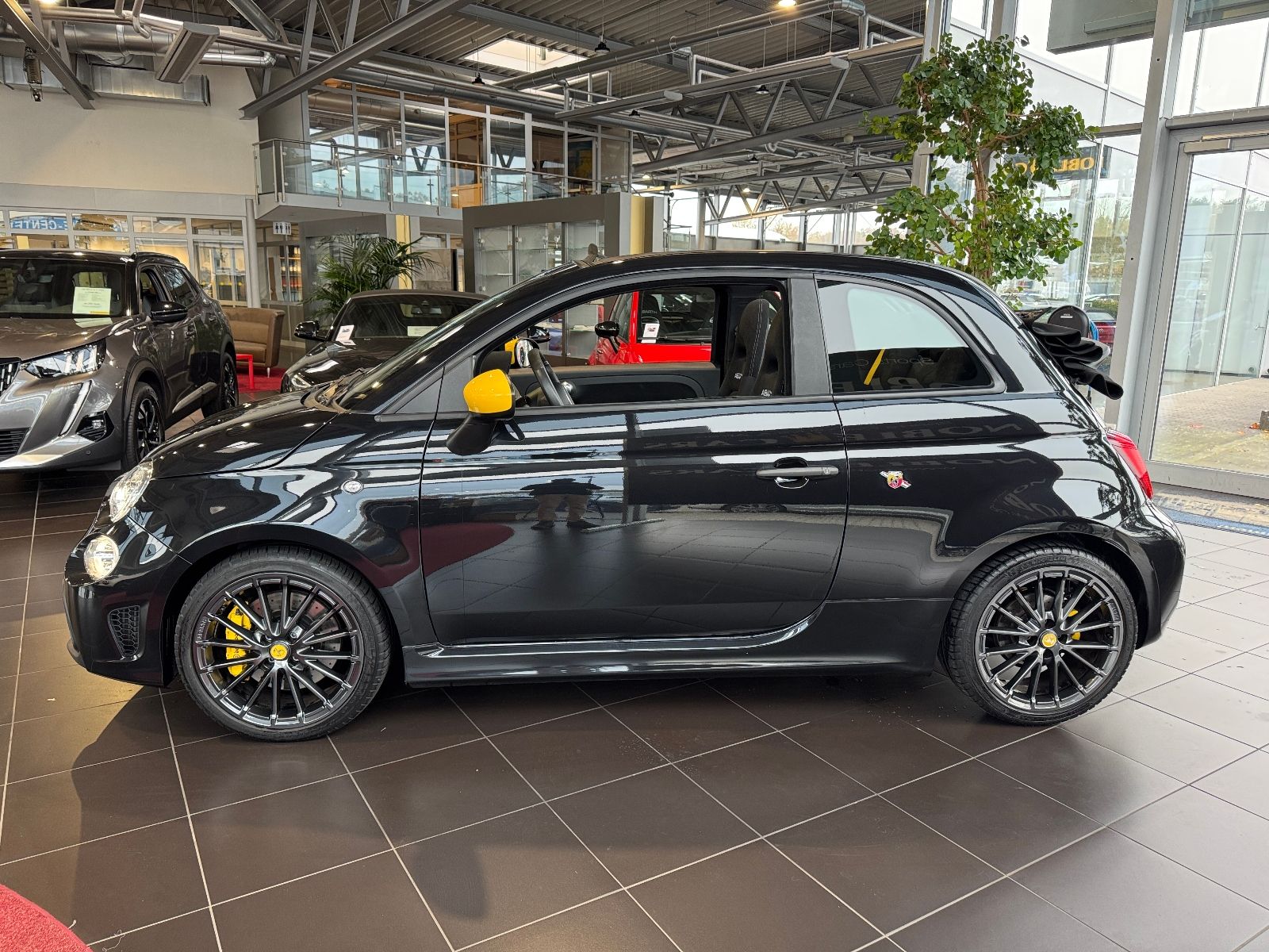 Fahrzeugabbildung Abarth 695C BEATS NAV DAB PDC ALU