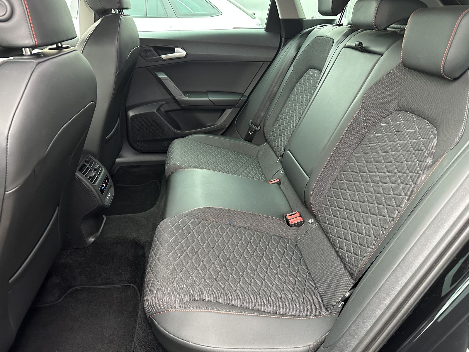 Fahrzeugabbildung SEAT Leon Sportstourer 2.0 TDI FR NAV+LED+VCOCK+KAMER