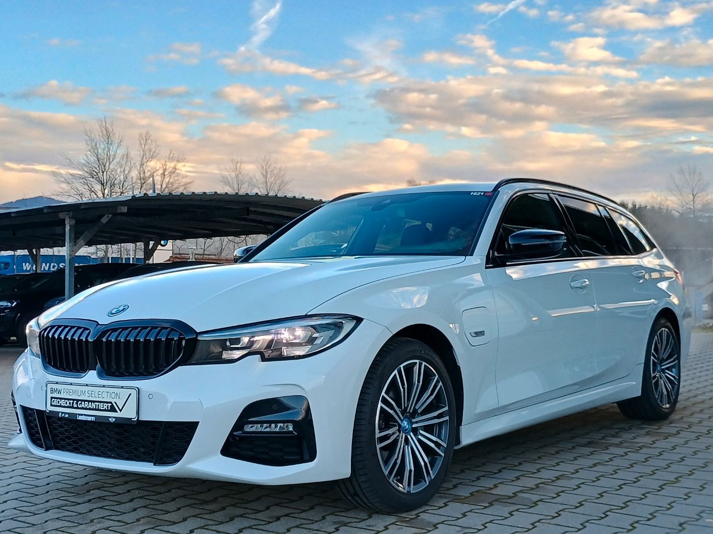 Fahrzeugabbildung BMW 320e Touring M-Sportpaket 2 JAHRE GARANTIE