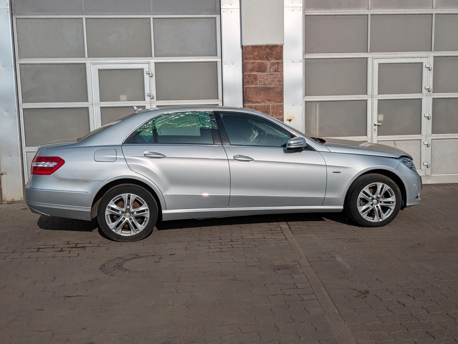 Mercedes-Benz E 200 CGI LIM .