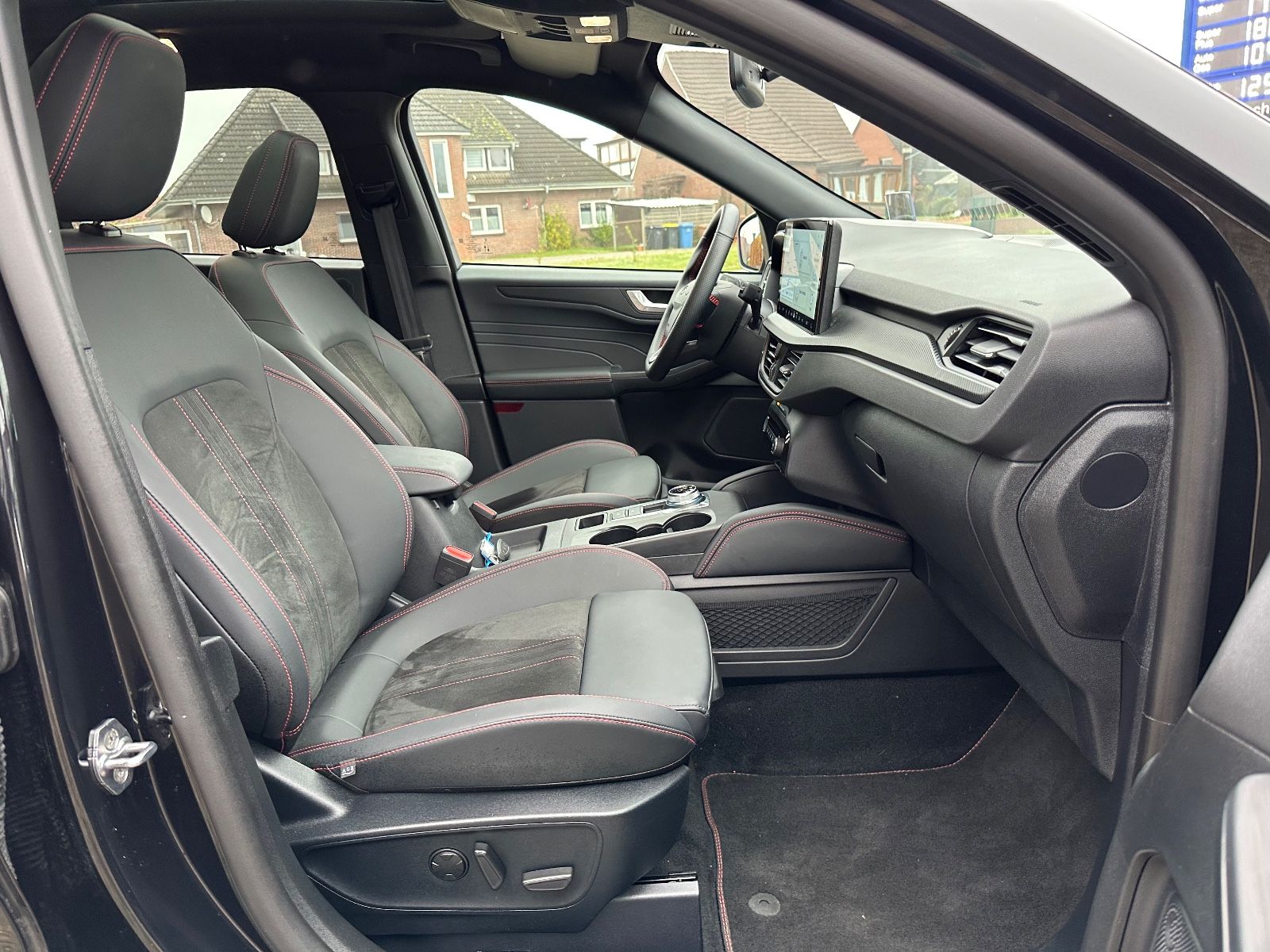 Fahrzeugabbildung Ford Kuga 1.5 EB ST Line X Pano/Matrix/HUD/B&O