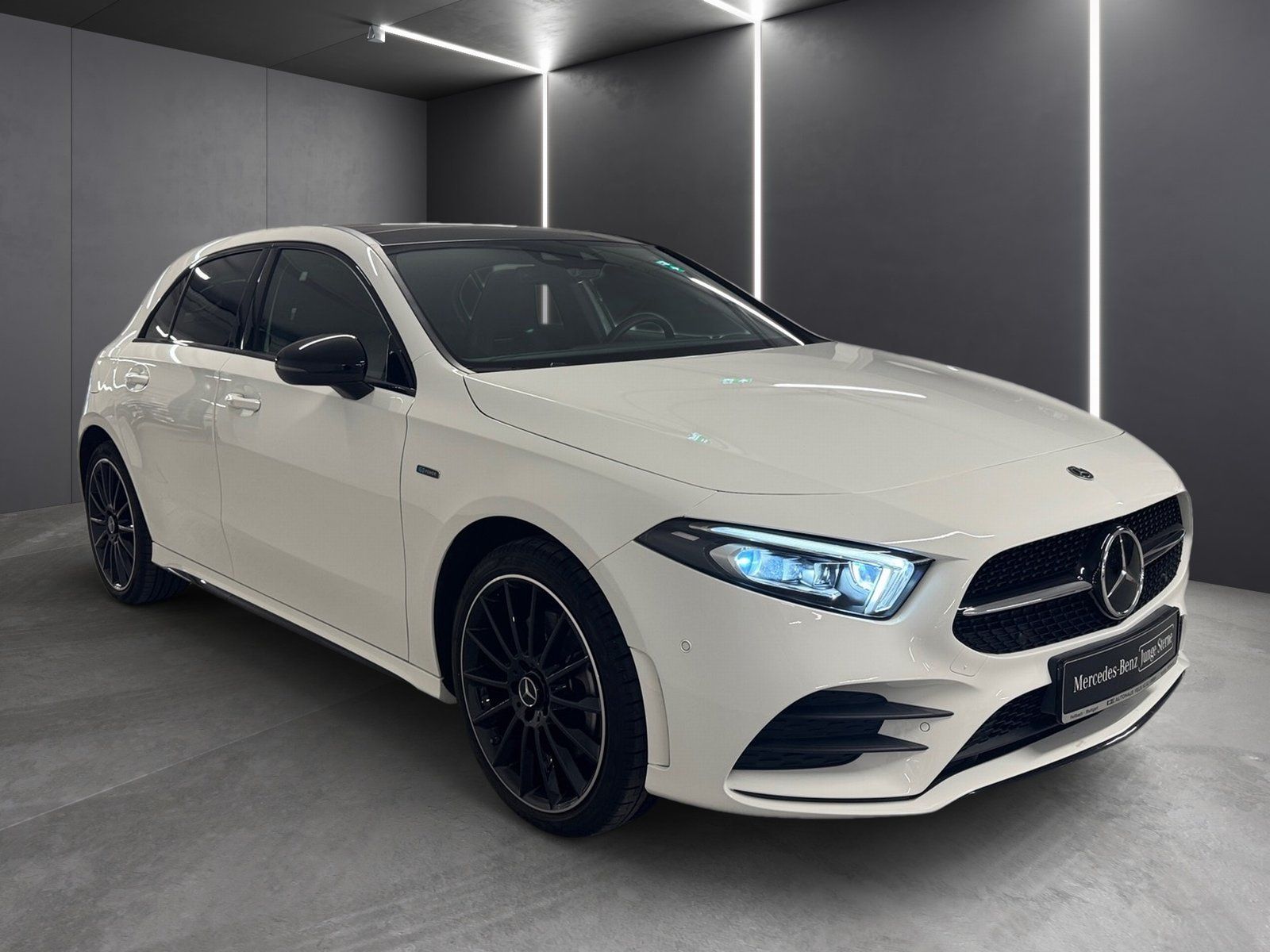 Fahrzeugabbildung Mercedes-Benz A 250 e AMG*DISTRONIC*MULTIBEAM*AHK*Pano-Dach