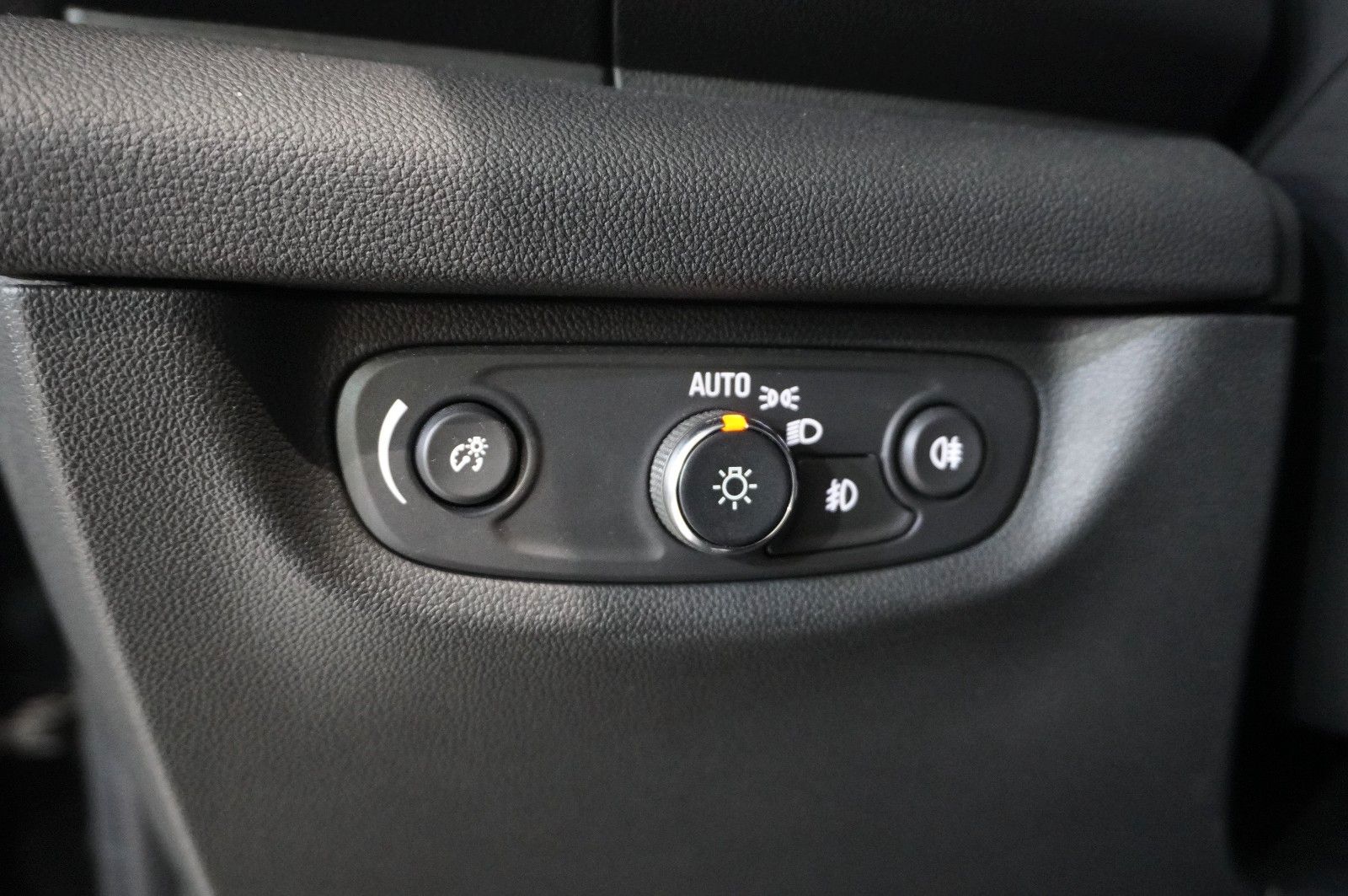 Fahrzeugabbildung Opel Insignia B ST 2.0D BUSI. 4X4 NAVI/LED/KAMERA/DAB
