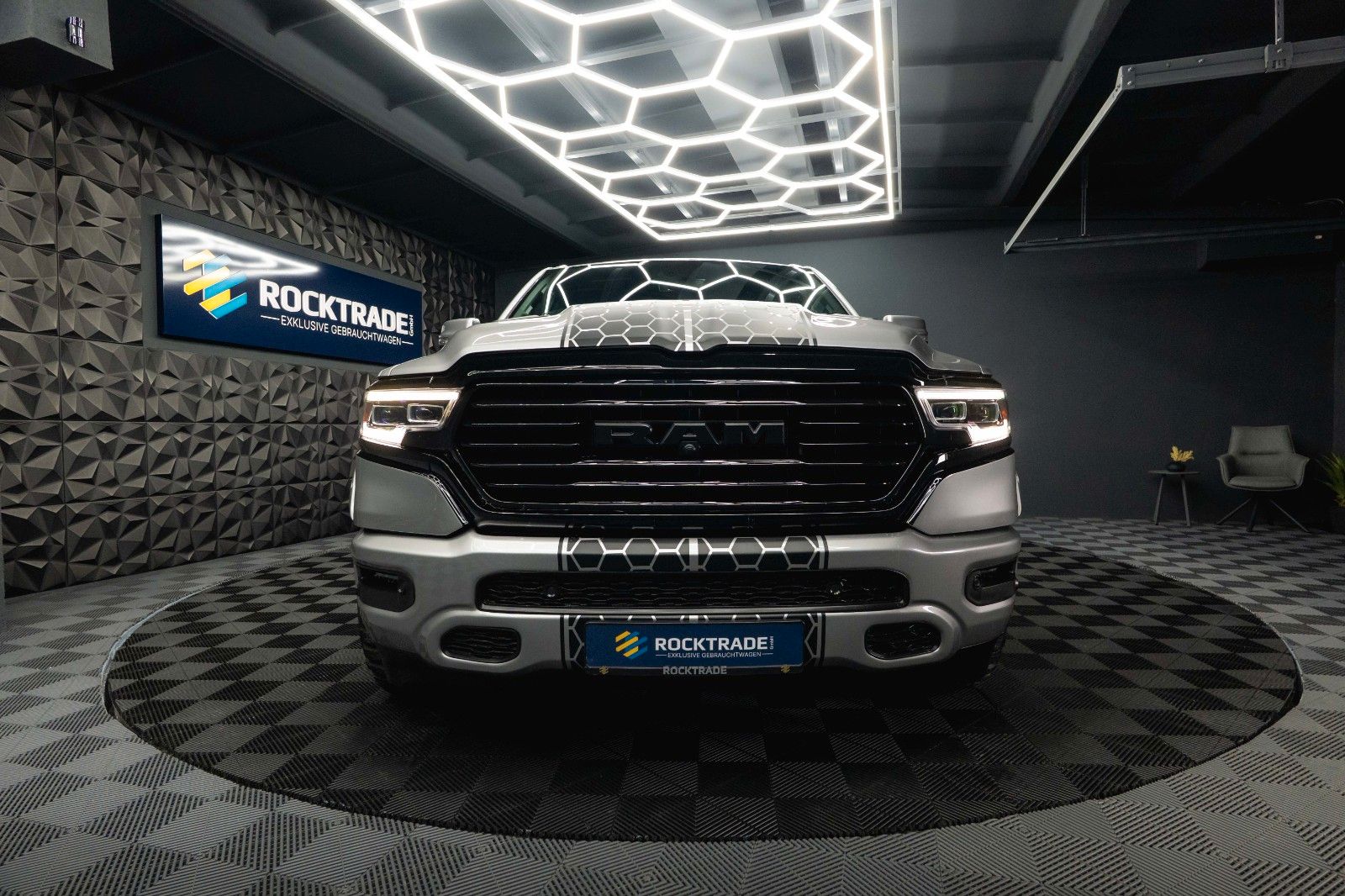 Fahrzeugabbildung Dodge RAM 5.7 V8 HEMI 4x4 Offroad Night Limited 19%