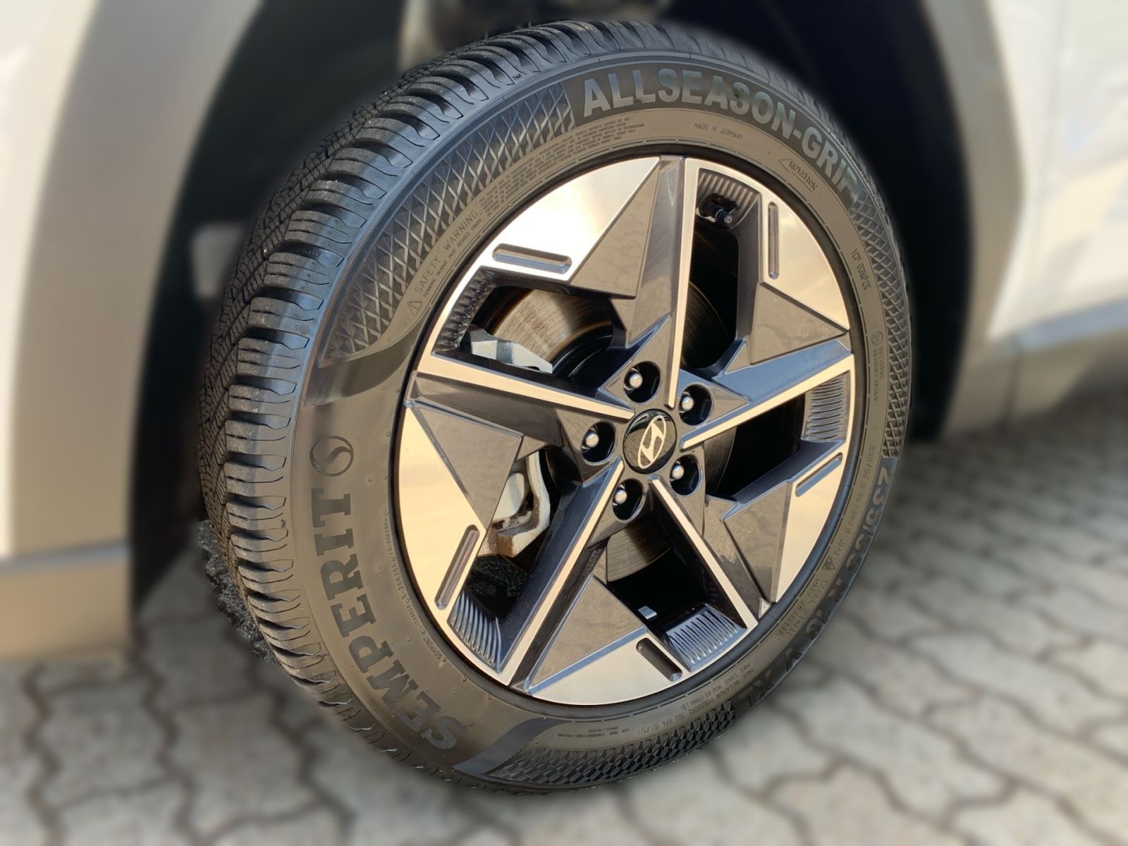 Fahrzeugabbildung Hyundai TUCSON 1.6 T-GDI Trend Hybrid Navi LED