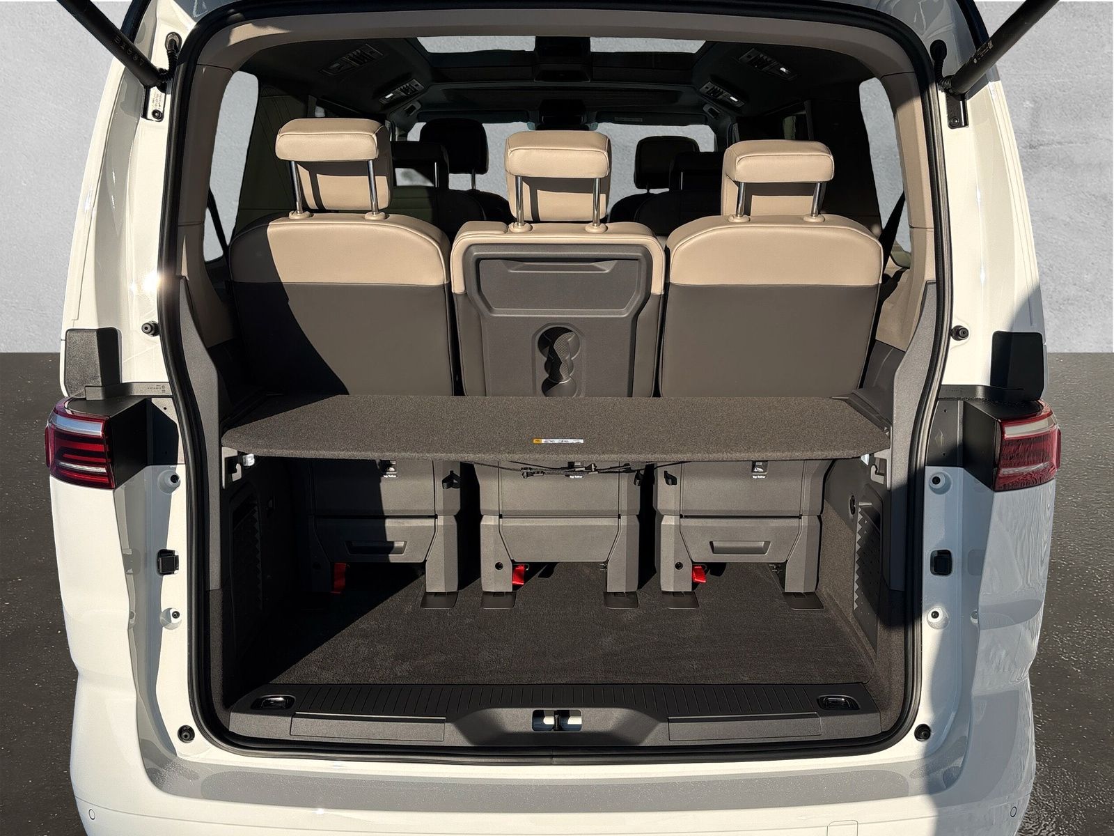 Fahrzeugabbildung Volkswagen Multivan Life Edition 110kW 7-Gang DSG Navi, AHK