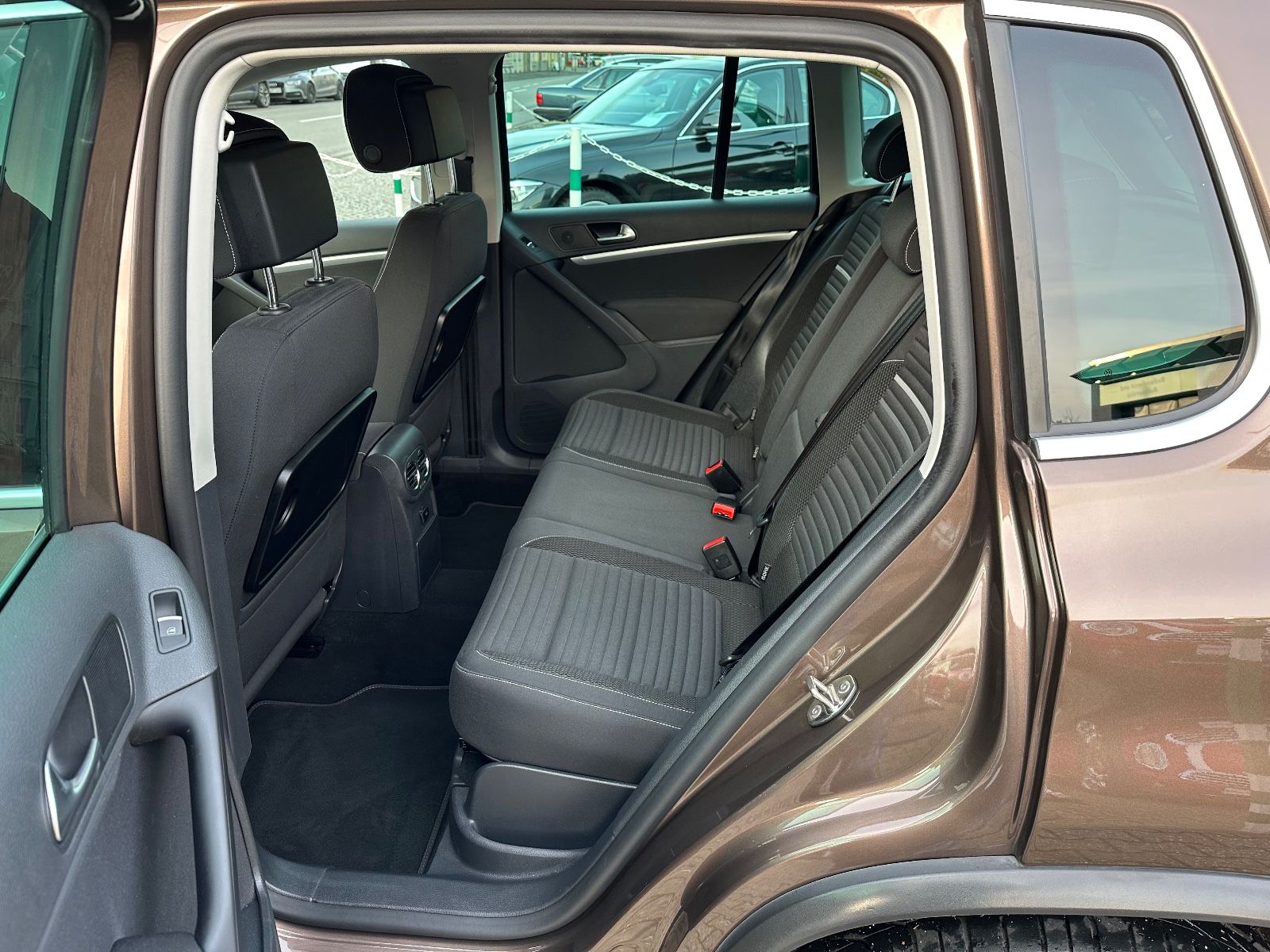 Fahrzeugabbildung Volkswagen Tiguan R-LINE 19 ZOLL  DSG NAVI XENON KAMERA