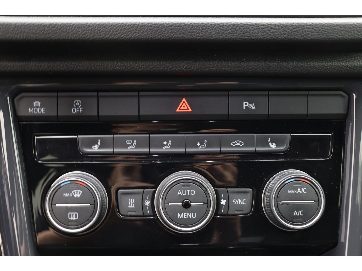 Fahrzeugabbildung Volkswagen T-Roc 1.5 Sport Pano Standheiz ACC SHZ Kamera