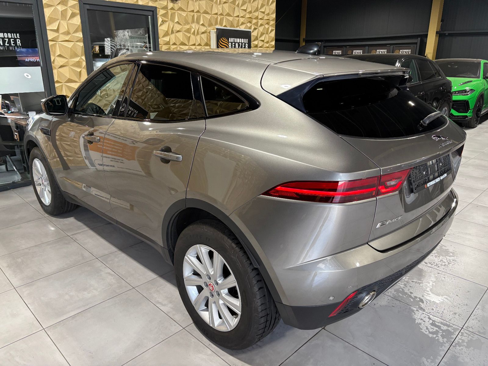 Fahrzeugabbildung Jaguar E-PACE S/NAVI/KAMERA/APPLE/ACC/SHZ/KLIMA/TOTWINK