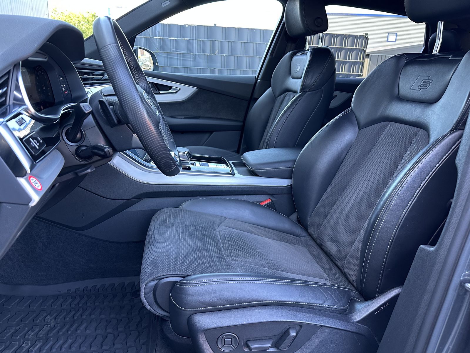 Fahrzeugabbildung Audi Q7 50 TDI S-Line Black 7Sitzer NAV+MATRIX+AHK+VC