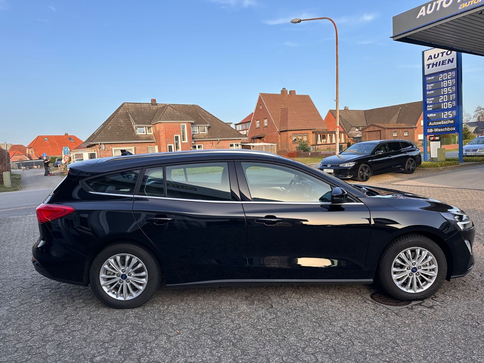Fahrzeugabbildung Ford Focus Turnier Titanium 1.0 EB Navi/APP/LED/eHeck