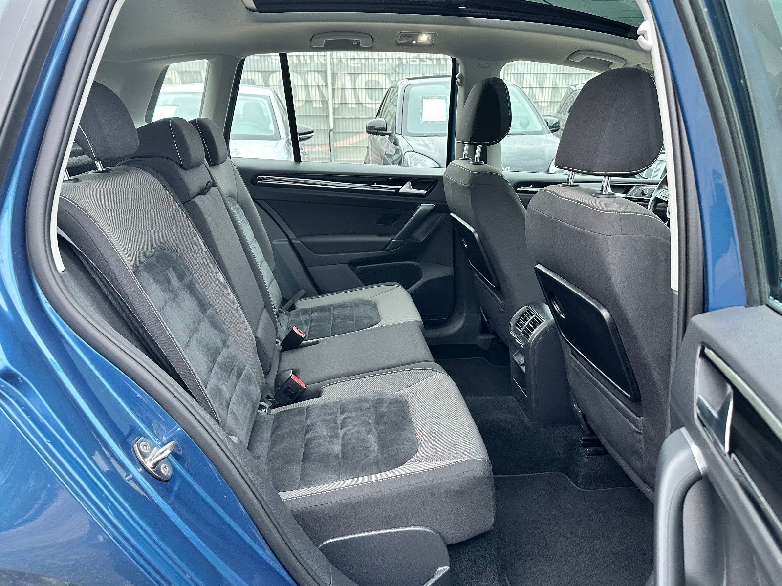 Fahrzeugabbildung Volkswagen GOLF SPORTSVAN VII HIGHLINE BMT*AHK+PANO+AUTOM.*