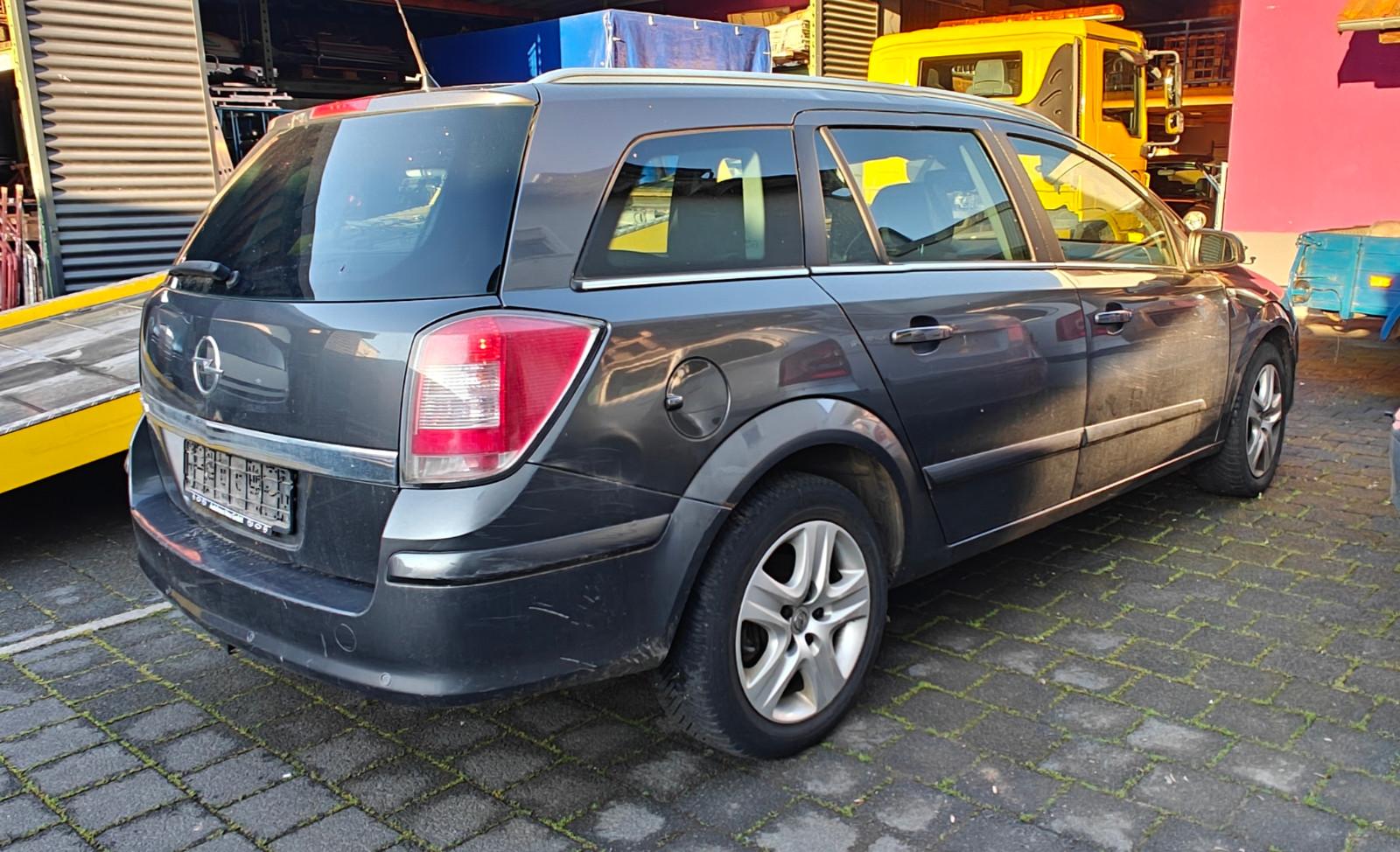Opel Astra 2009 — салон