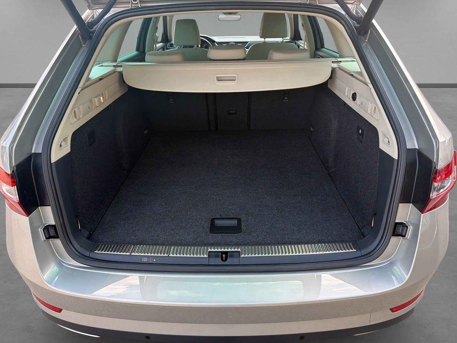 Skoda Superb Combi Style 4x4 Navi AHK 18 foto 5
