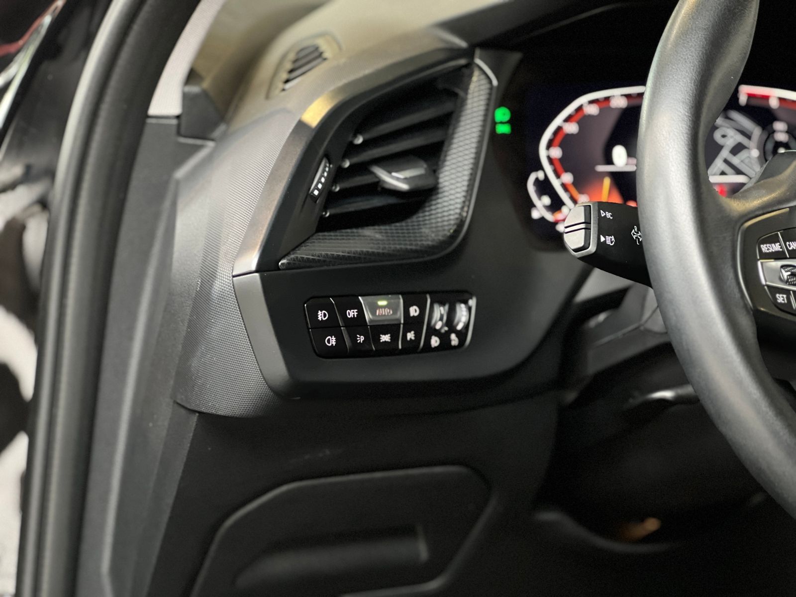Fahrzeugabbildung BMW 118i Sport Line KLIMA LED NAVI SHZ