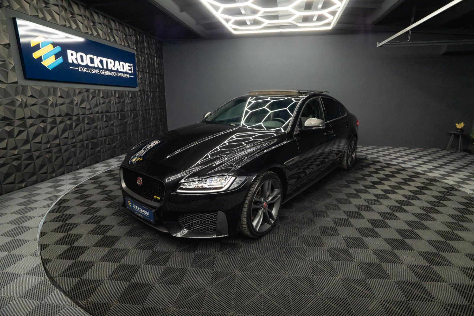 Fahrzeugabbildung Jaguar XF 300 Sport Black Edition | Pano | LED | 20Zoll