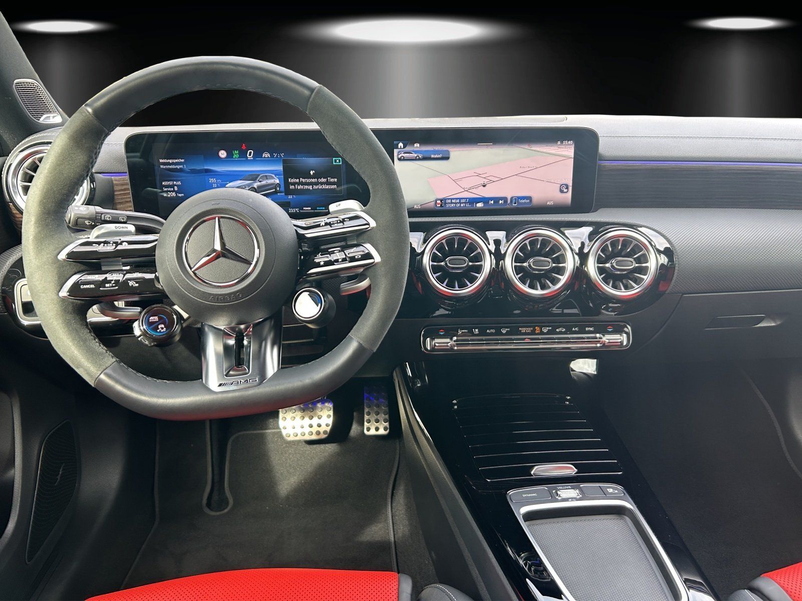 Fahrzeugabbildung Mercedes-Benz A 35 AMG Prem+ DISTRO Perf.Sitze AERO Pano Burme