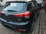 Hyundai i20 1.2 YES! Silver *PDC*el.Spiegel*ZV*Allwetter - Hyundai i20 von privat