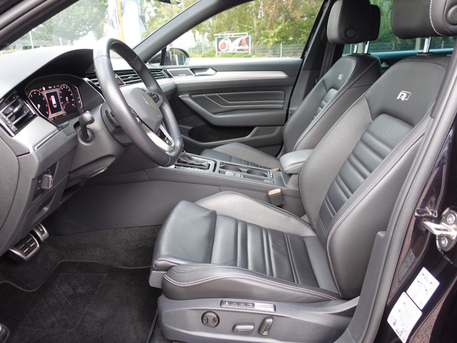 Fahrzeugabbildung Volkswagen Passat Variant 1.5 TSI OPF DSG R Line Pano/HarmK