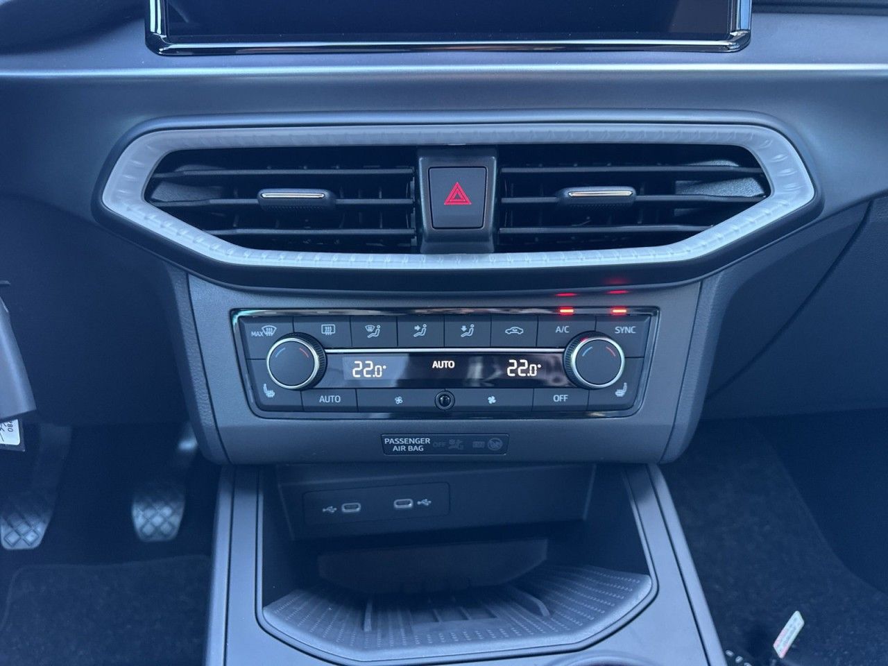 Fahrzeugabbildung SEAT Ibiza FR 1.0 TSI 116 PS 6-Gang - mit KI generiert/bearbeitet