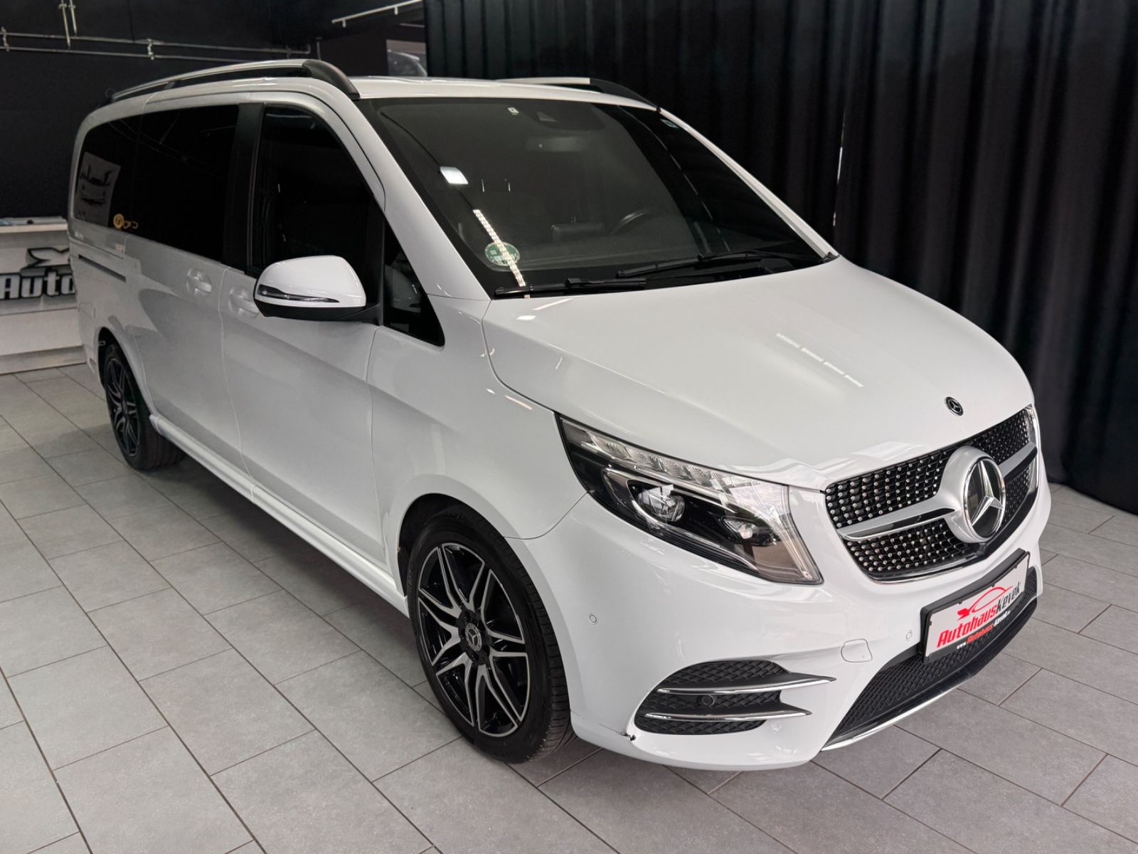 Fahrzeugabbildung Mercedes-Benz V 300d EDITION lang|AMG-LINE|7-SITZER|AHK|NAVI|