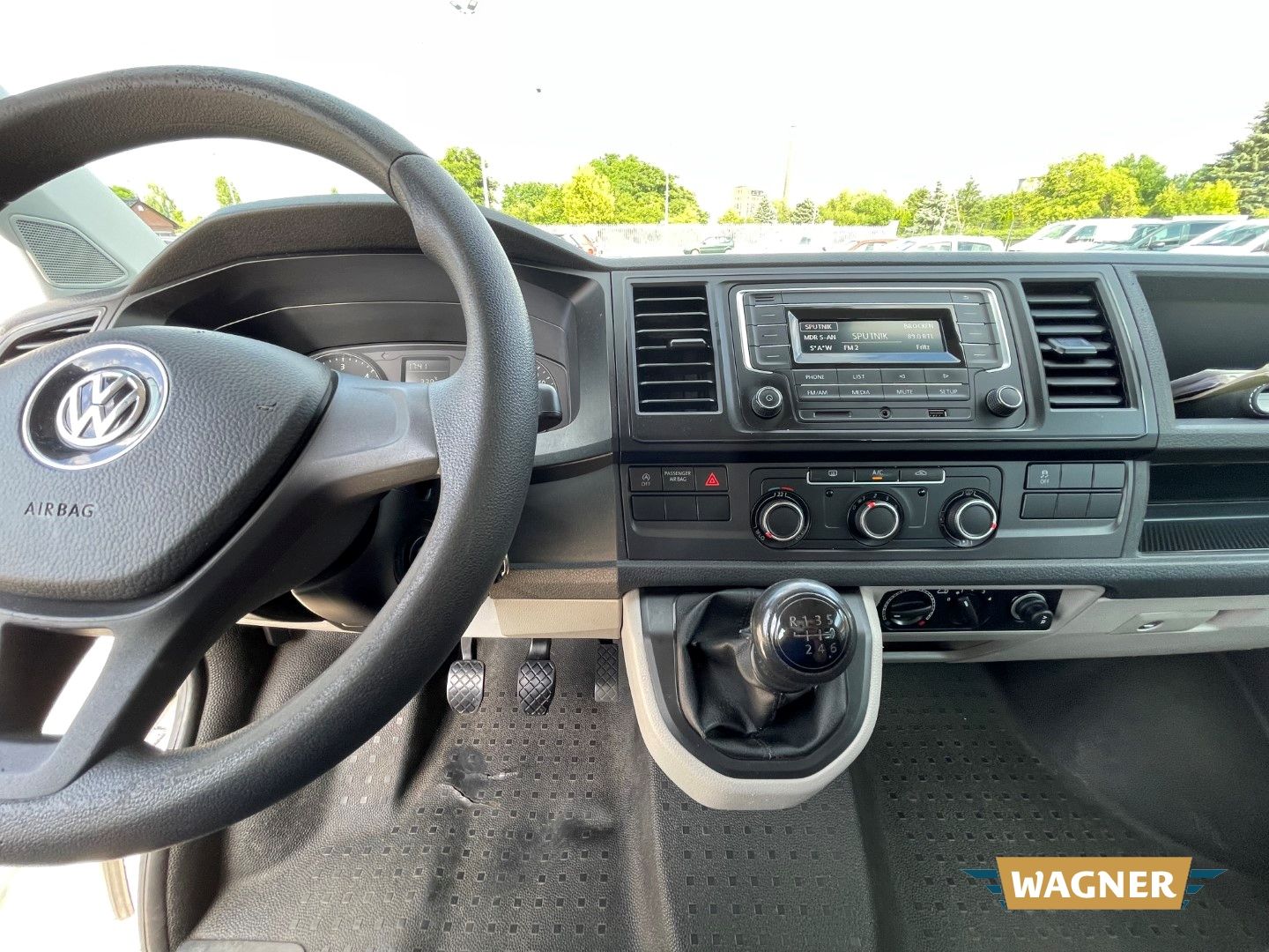 Fahrzeugabbildung Volkswagen T6 Kombi lang 9 Sitzer Rampe Klimaanlage