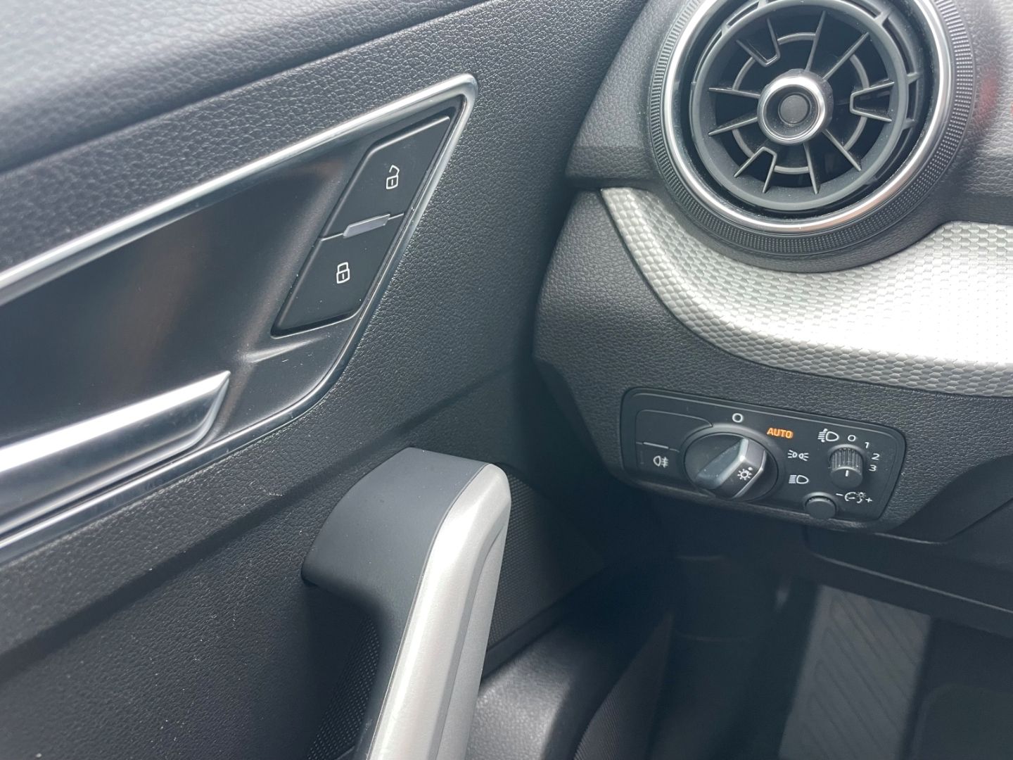 Fahrzeugabbildung Audi Q2 basis ultra Klima Müdigkeitswarner SHZ PDC