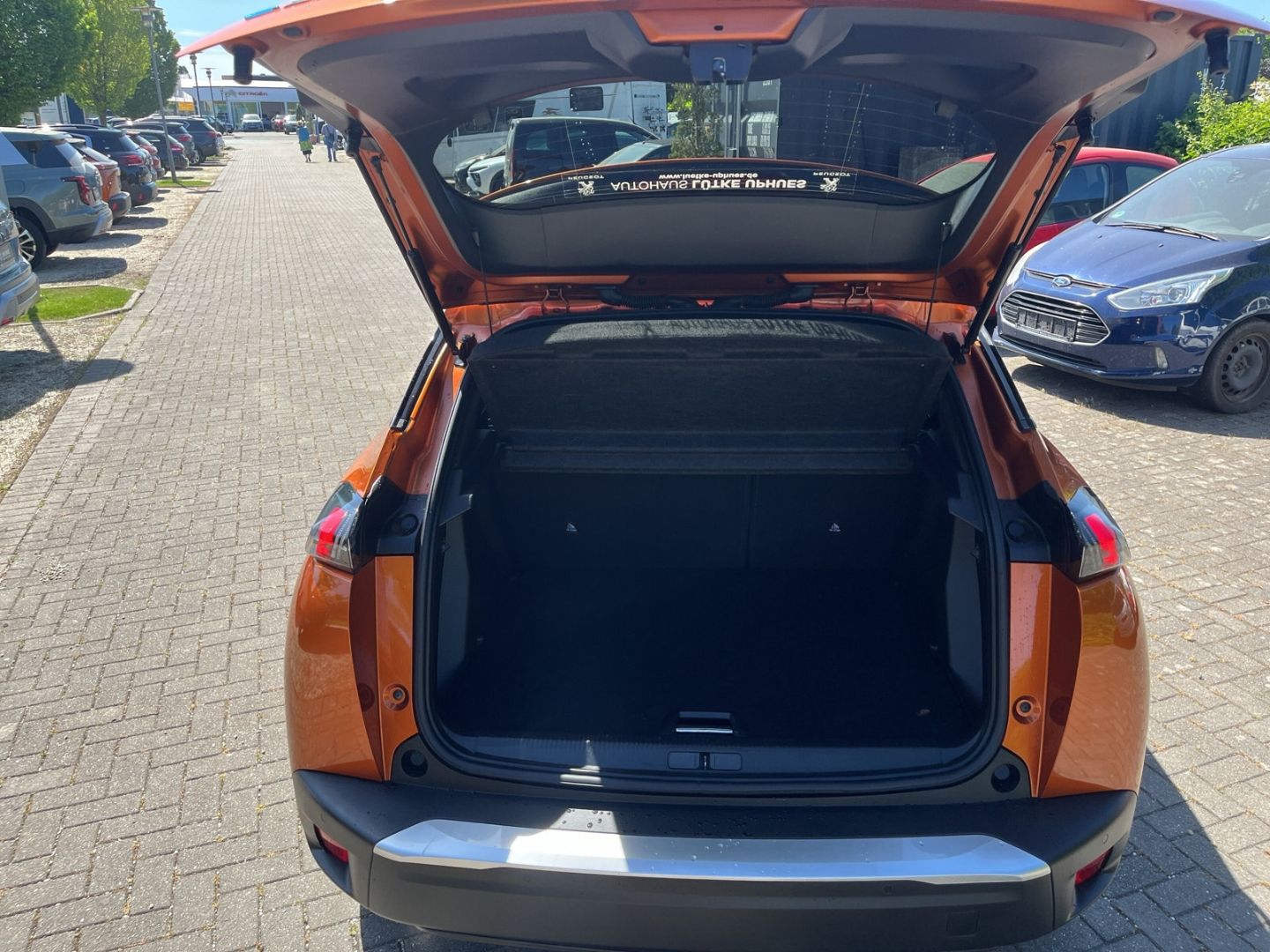 Fahrzeugabbildung Peugeot 2008 Allure Elektro 136 Navi CarPlay Temp.