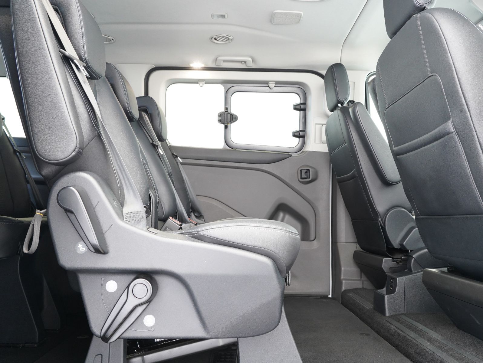 Fahrzeugabbildung Ford Tourneo Custom 320 L2 Active 8-SITZER/XENON