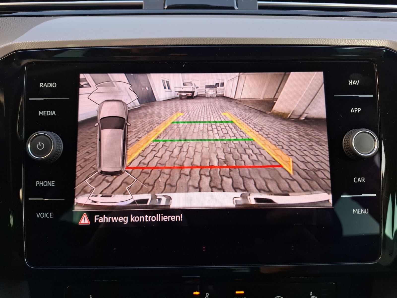 Fahrzeugabbildung Volkswagen Passat Variant TDI Business DSG R-Line Matrix AH