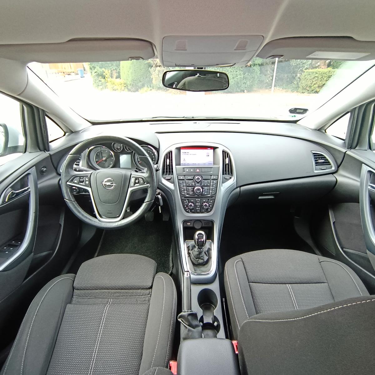 Opel Astra 2014 — photo 17