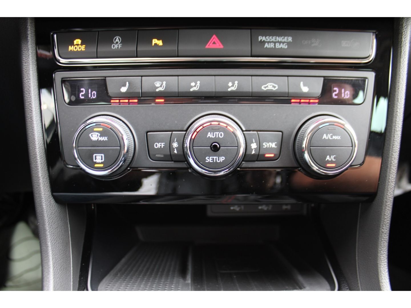 Fahrzeugabbildung SEAT Leon 1.5 TSI ST FR ACC LED Navi DAB PDC RFK AHK