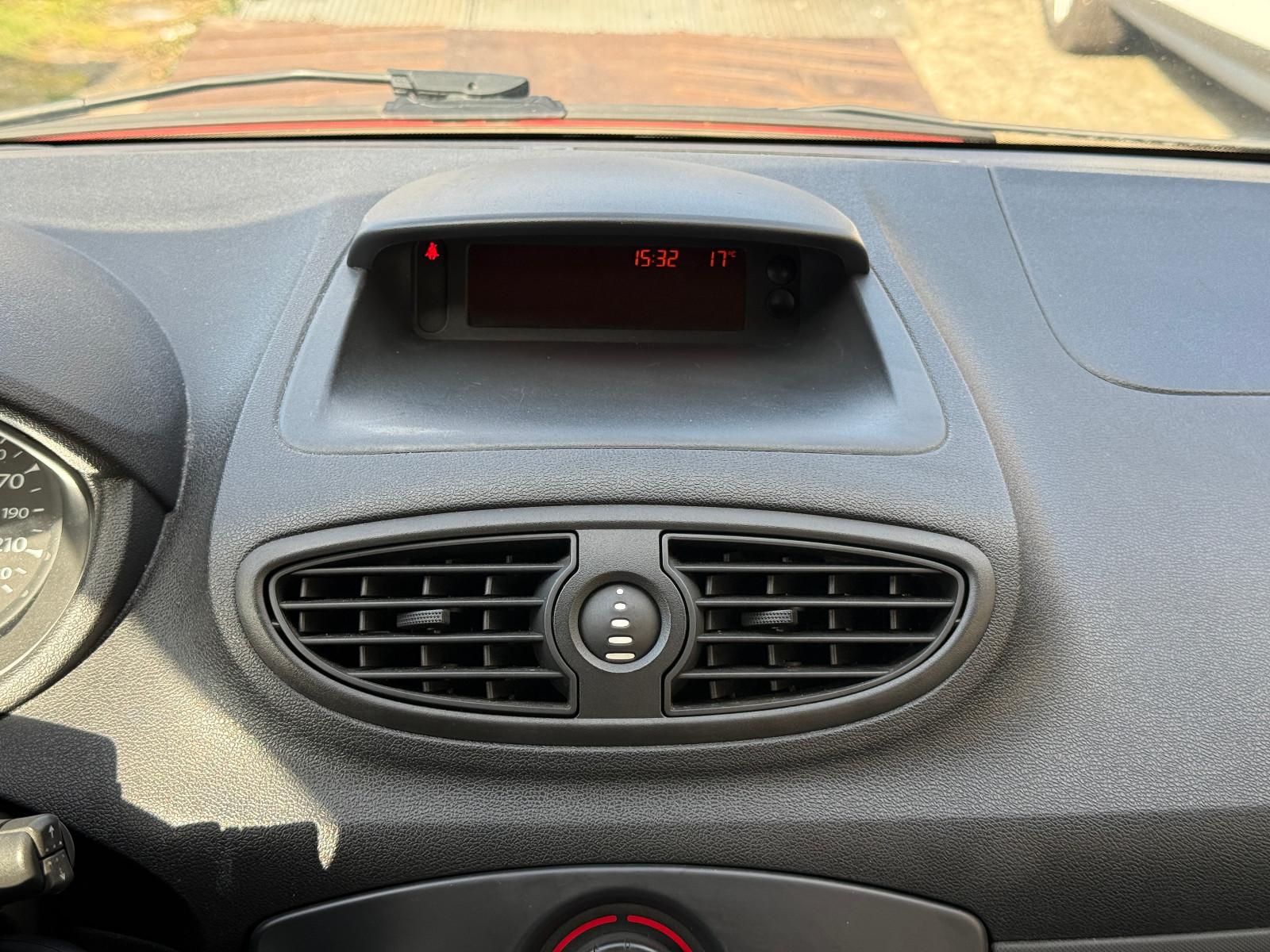 Renault Clio 2010 — photo 12