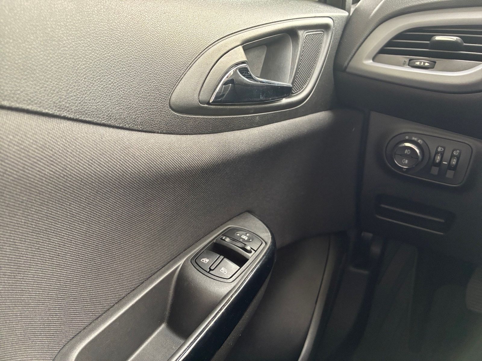Fahrzeugabbildung Opel Corsa E 1.4 Edition PDC,SHZ,Winterp.