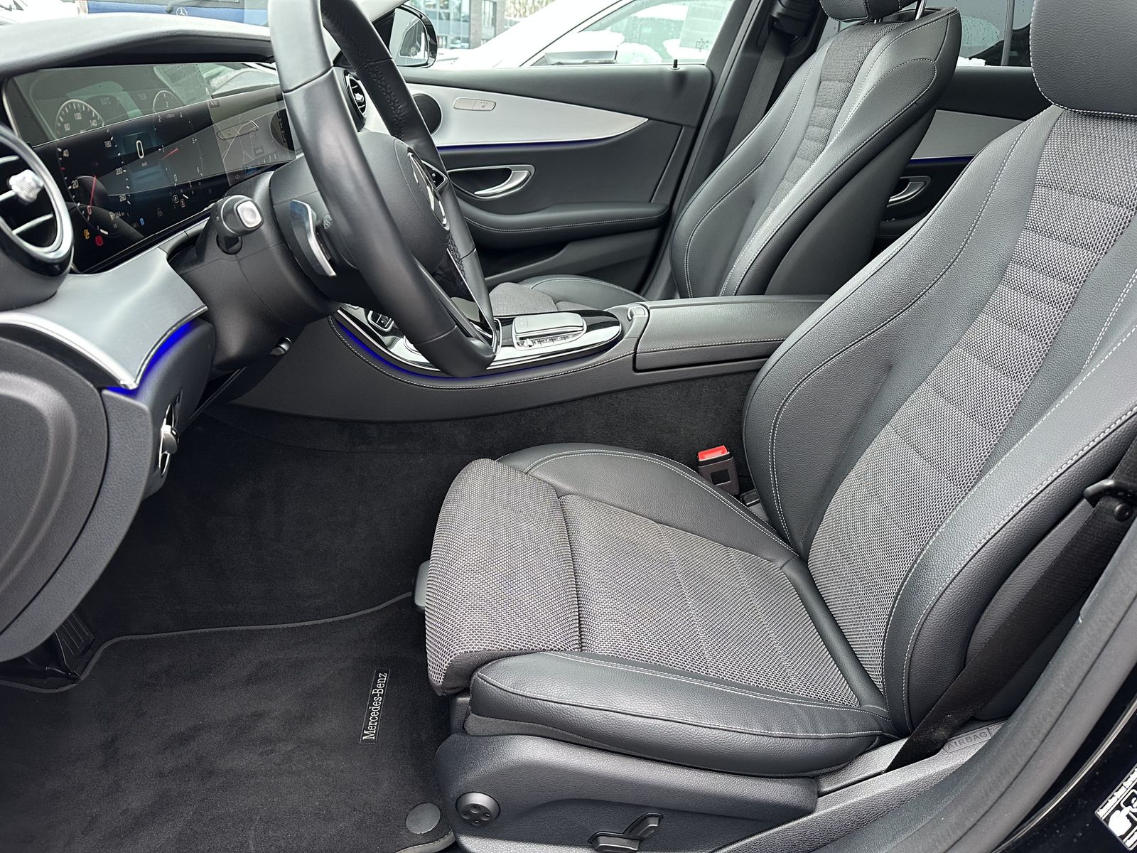 Fahrzeugabbildung Mercedes-Benz E 220d T Avantgarde NAV+LED+AHK+PANO+WIDESCREEN