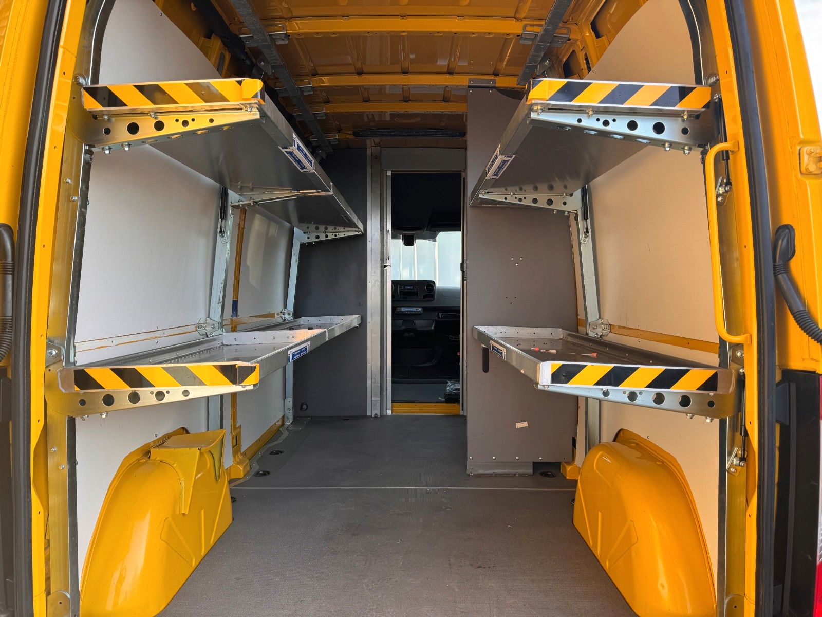 Fahrzeugabbildung Mercedes-Benz eSprinter 312 DHL Regal KEP-Ausbau