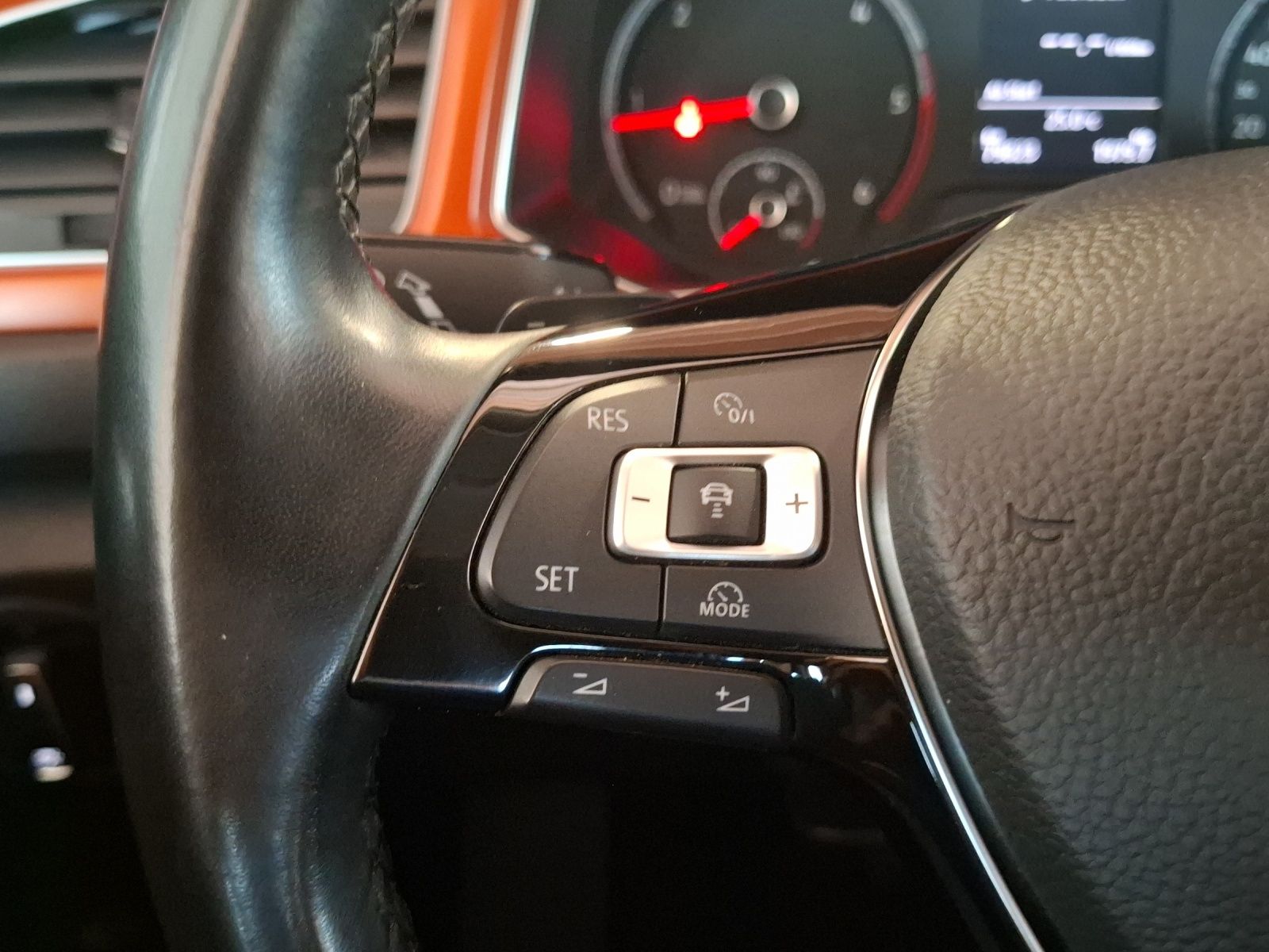 Fahrzeugabbildung Volkswagen T-Roc TDI Style 4M LED Navi AHK ACC SH