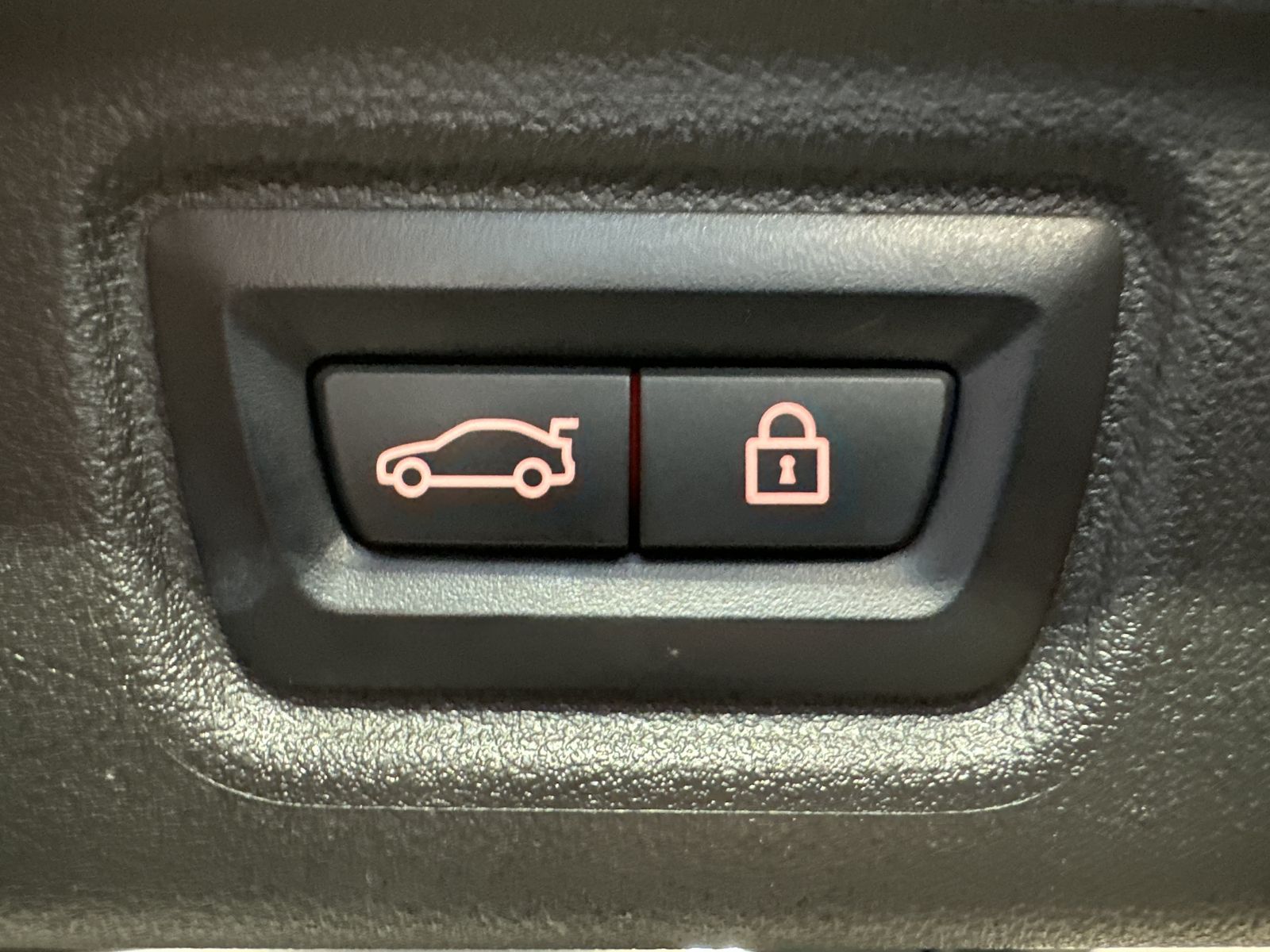 Fahrzeugabbildung BMW 330e Touring M-Sport NAV+LASER+PANO+ACC+HEAD-UP