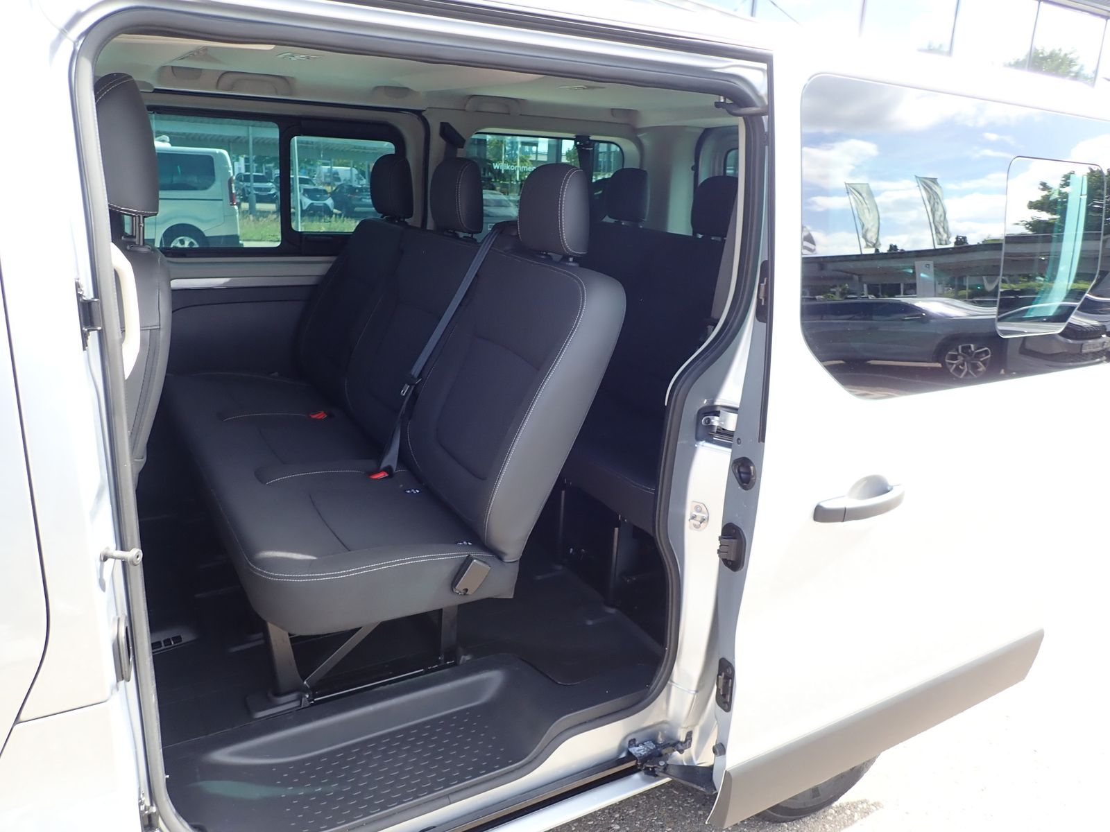 Fahrzeugabbildung Renault Trafic Combi L1H1 3,0t (8 Sitze) Life dCi 170