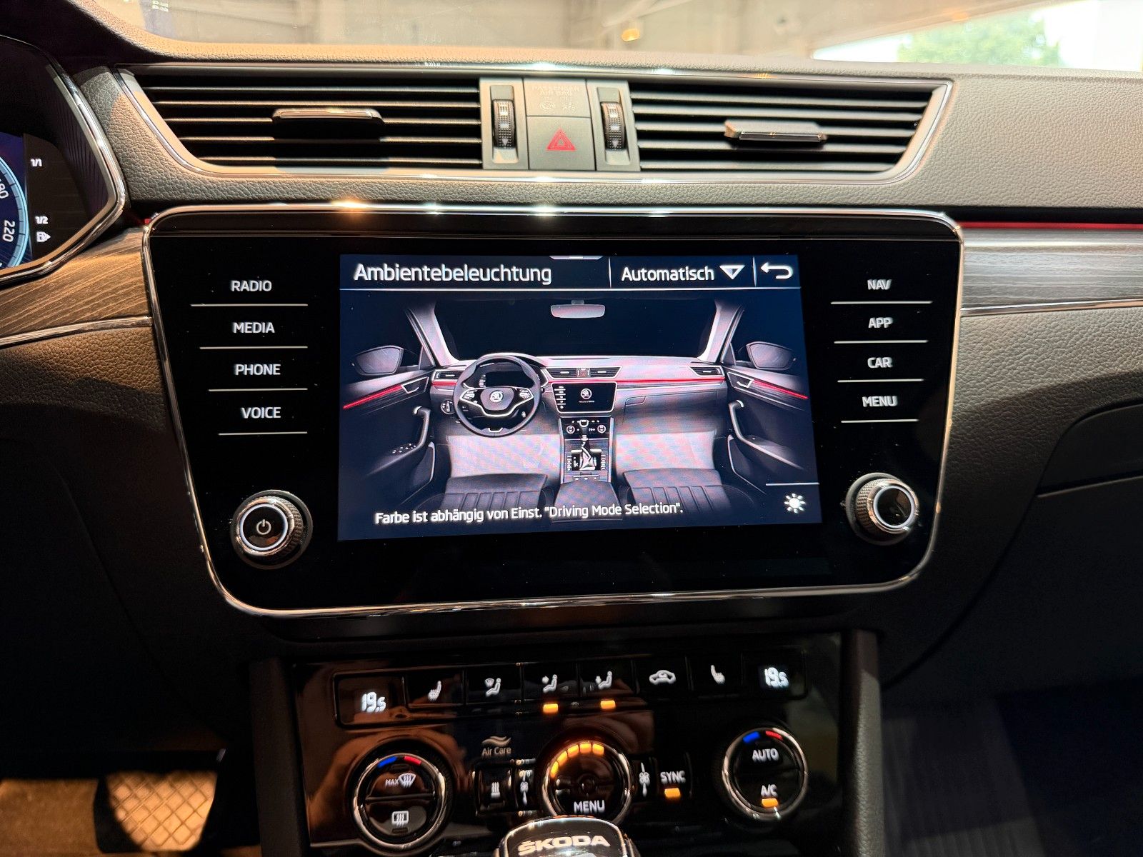 Skoda Superb Combi 2.0 TDI 4x4 DSG Style *LED*AHK* foto 19