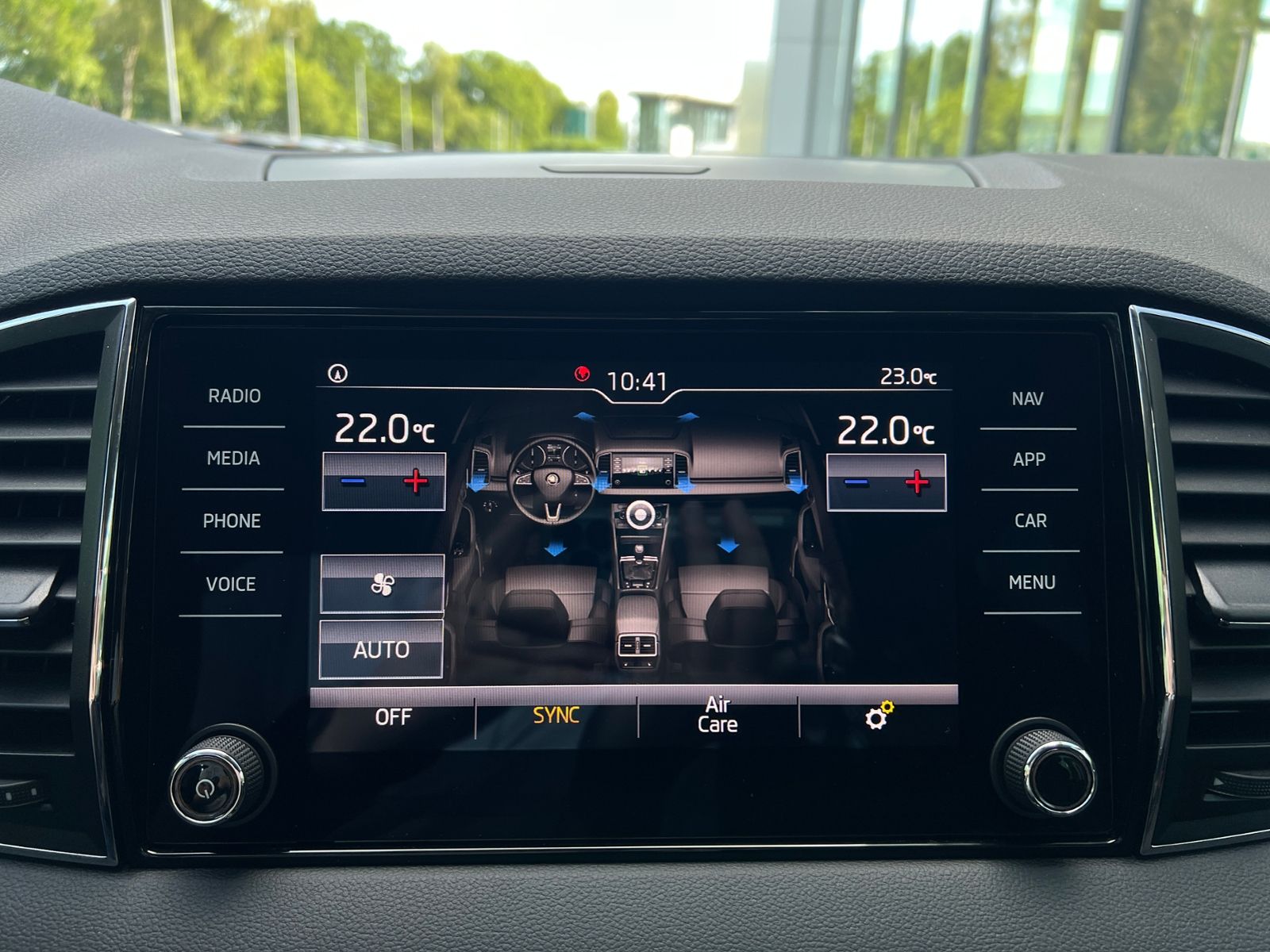 Fahrzeugabbildung SKODA Karoq Style 1.5 TSI ACT DSG *AHK,LED,Navi,18''-L