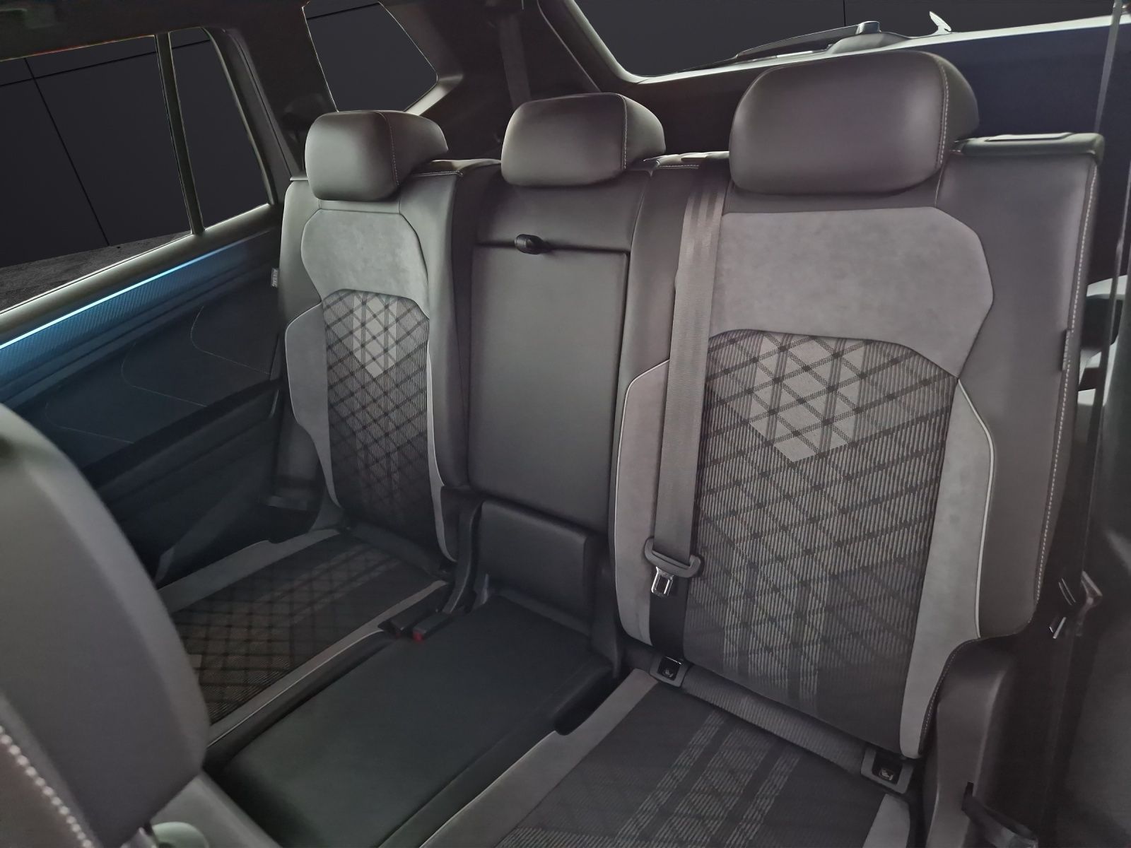 Fahrzeugabbildung Volkswagen Tiguan Allspace TDI R-Line Black 4M 7Si MATRIX A