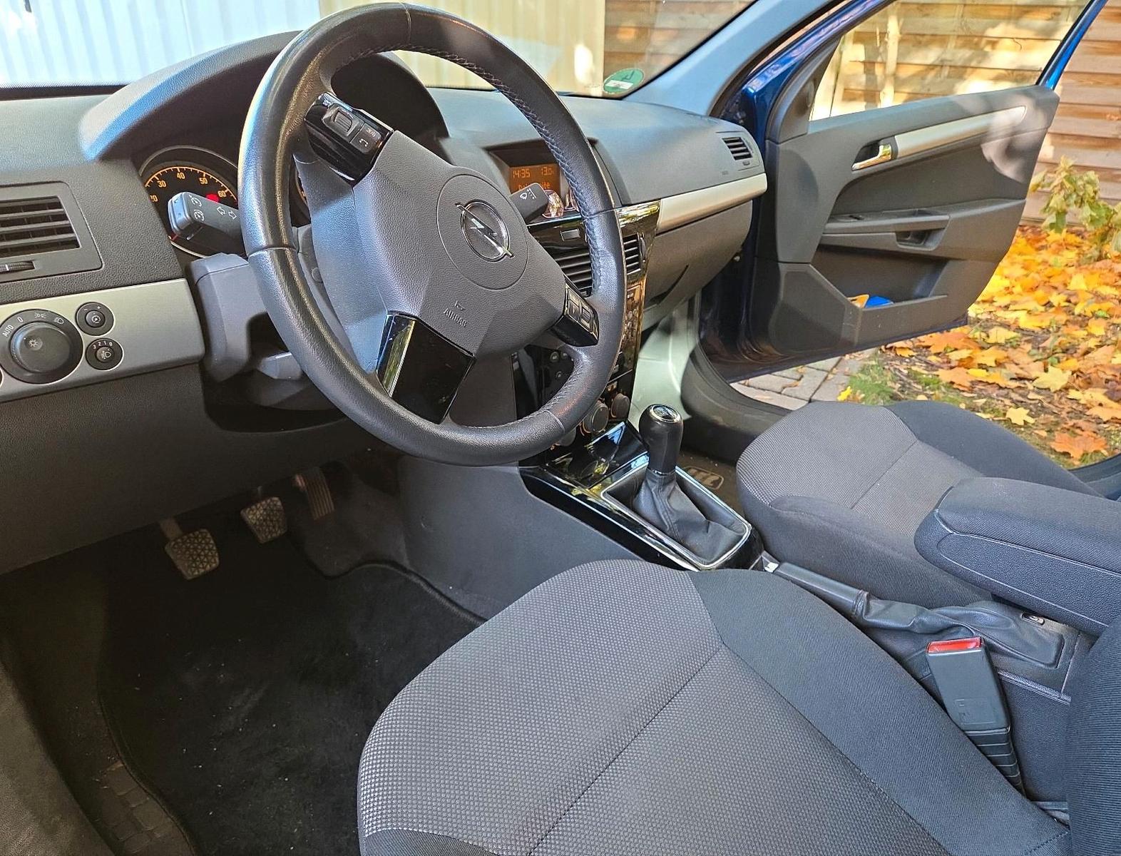 Opel Astra 2010 — photo 12