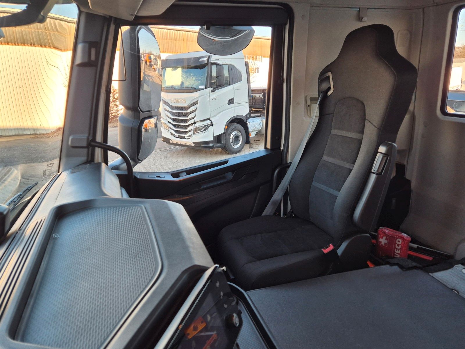 Fahrzeugabbildung Iveco AT190T36W/P 4x4 Allrad, Meiller-Dreiseitenkipper