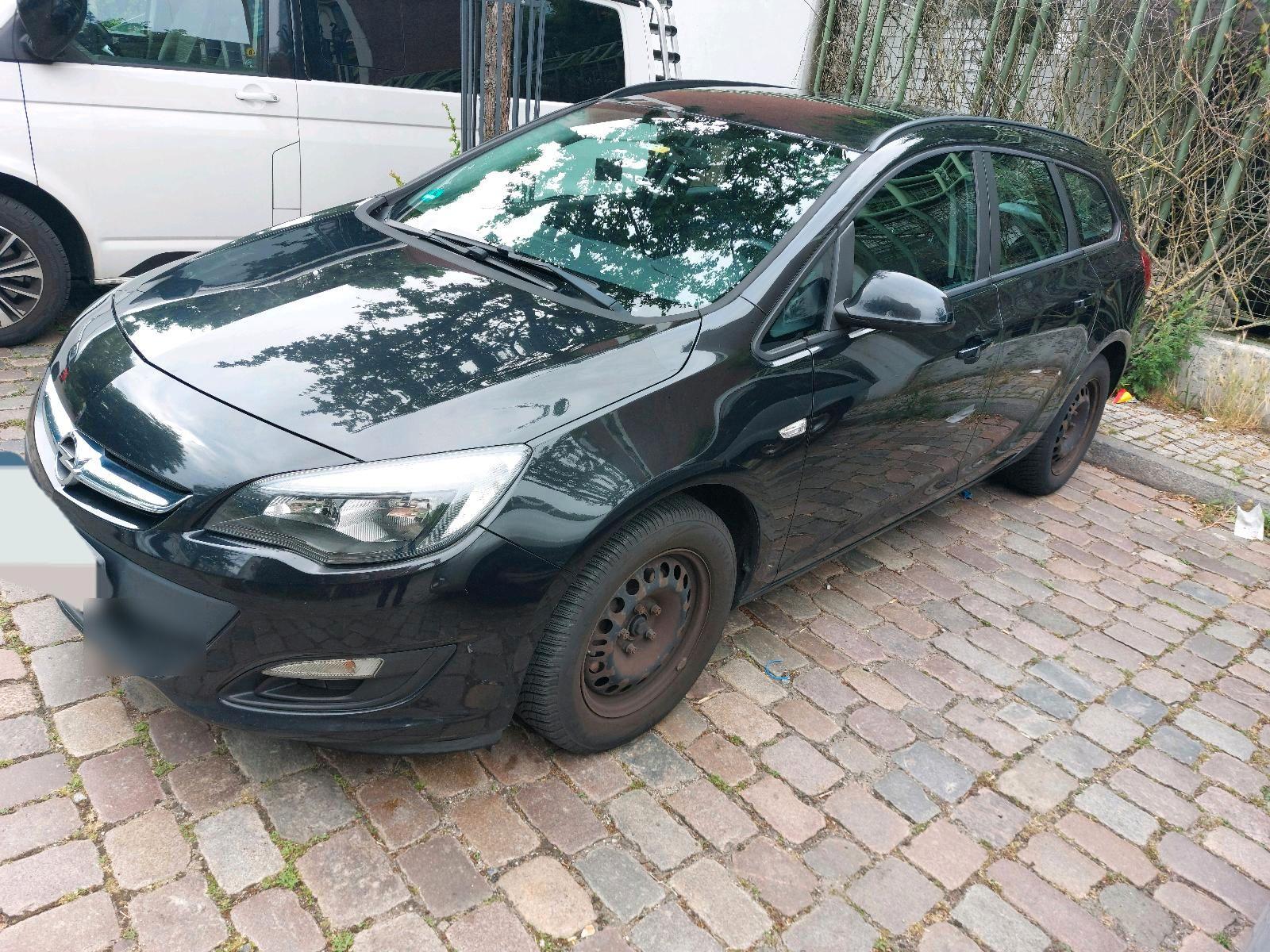 Opel Astra 2014 — interior