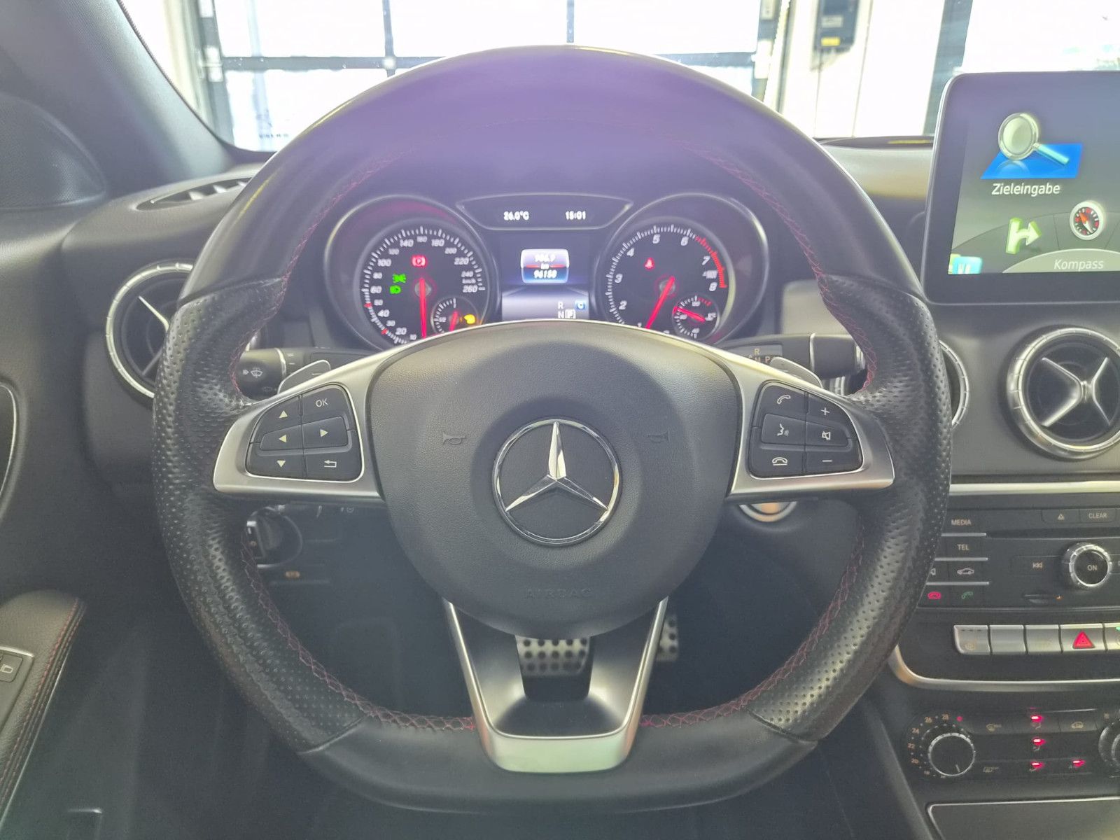 Fahrzeugabbildung Mercedes-Benz CLA 200 / Automatik / LED / AMG / GEPFLEGT