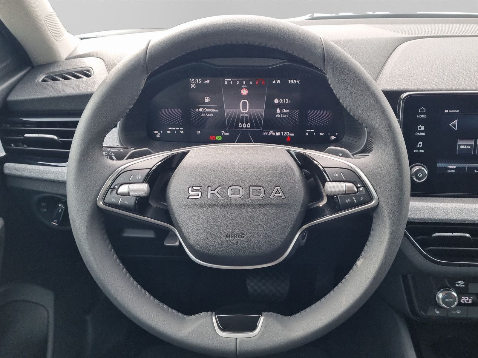 Fahrzeugabbildung SKODA Kamiq Balance 1,5 TSI AHK Simply Clever Black
